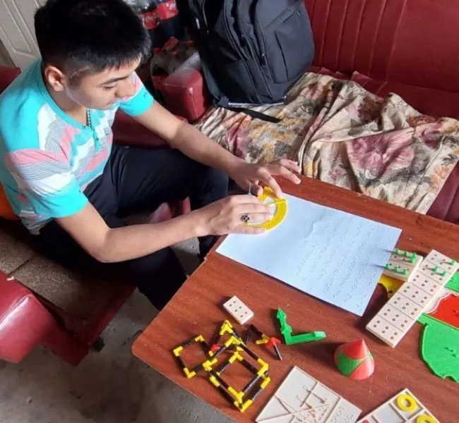 2413-franco-trabajando-en-sus-estudios