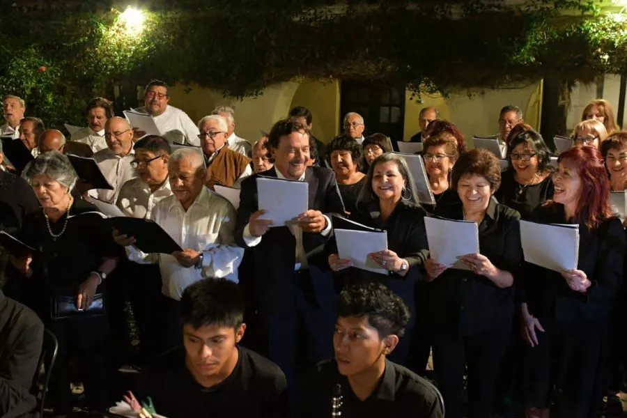 5261-el-gobernador-saenz-compartio-el-debut-del-primer-coro-provincial-de-personas-mayores