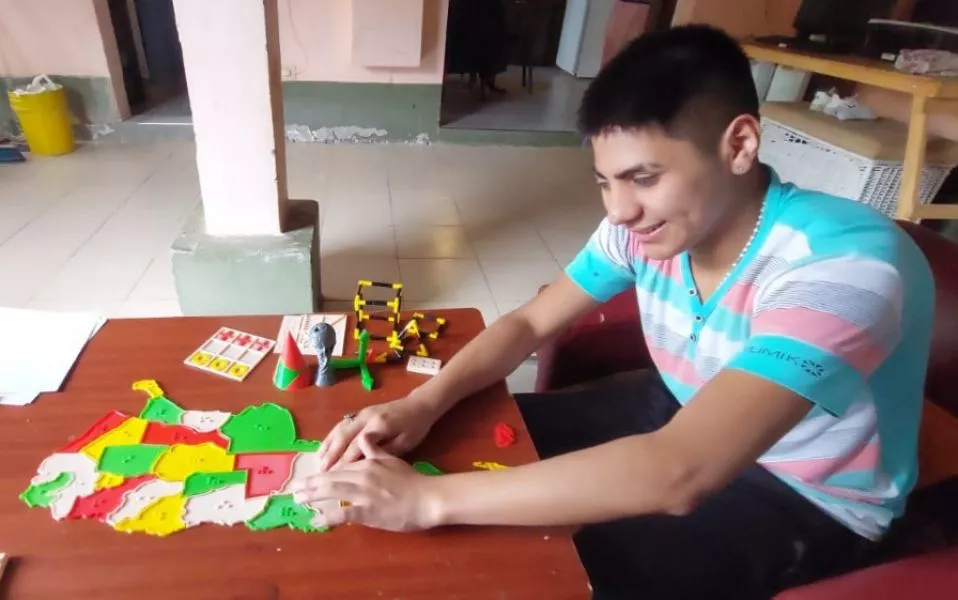 2414-franco-estudiando-con-equipos-de-accesibilidad-para-sus-estudios