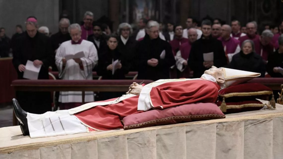 peculiaridades-del-funeral-de-benedicto-xvi-1484613-w8H4pN