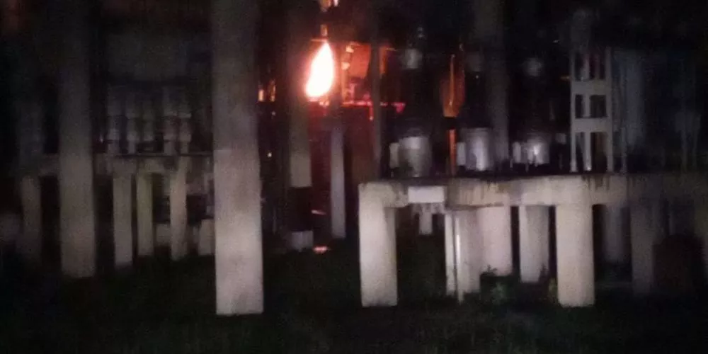 13-02-23-UN-RAYO-QUEMÓ-DOS-TRANSFORMADORES-DE-TRANSNOA-900x450