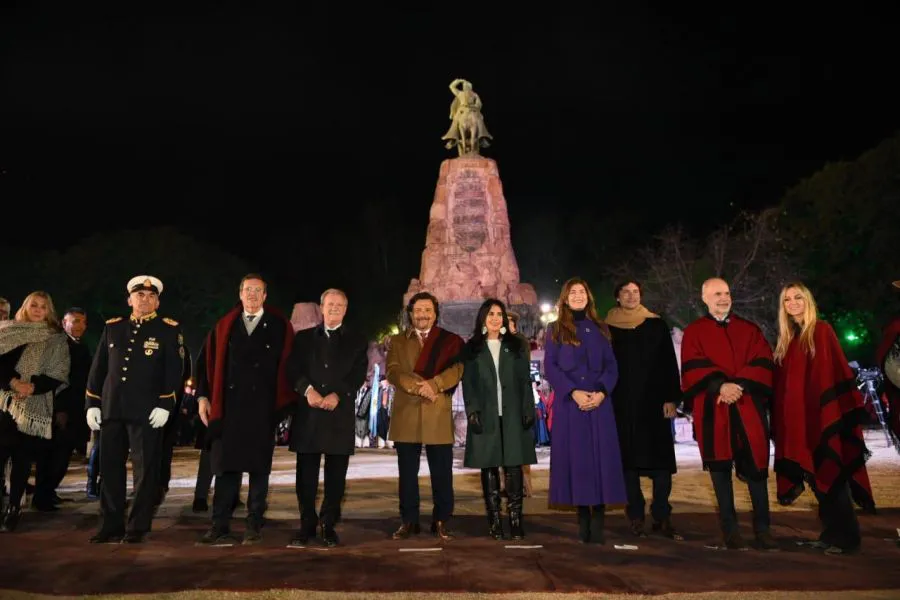 90239-el-gobernador-saenz-encabezo-la-ceremonia-de-la-guardia-bajo-las-estrellas