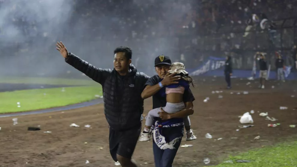 arema-fc-supporters-en-43254469