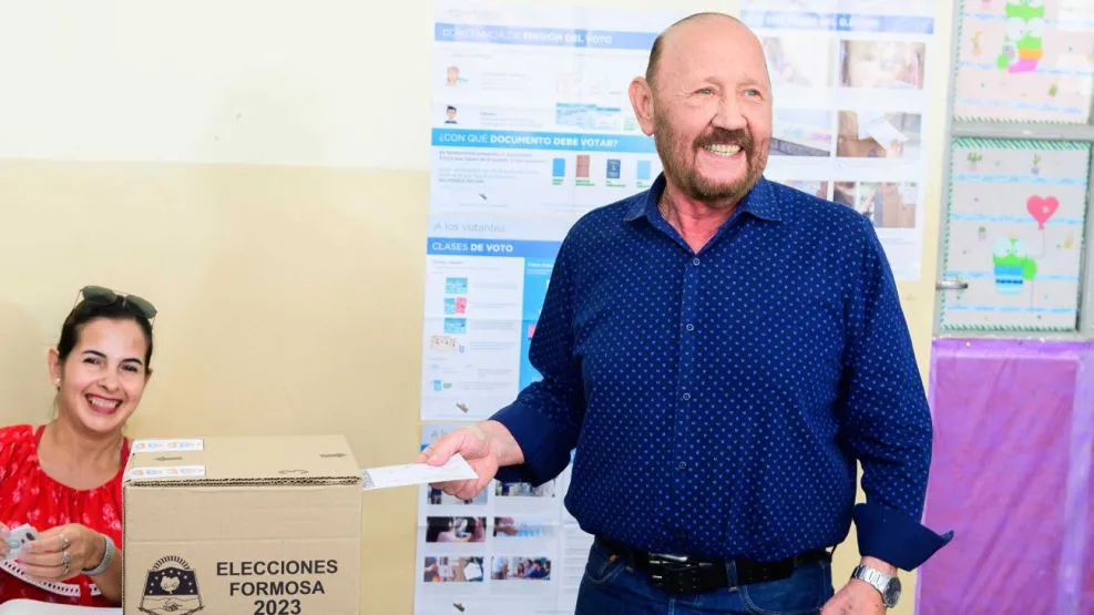 gildo-insfran-emitiendo-su-voto-1595765