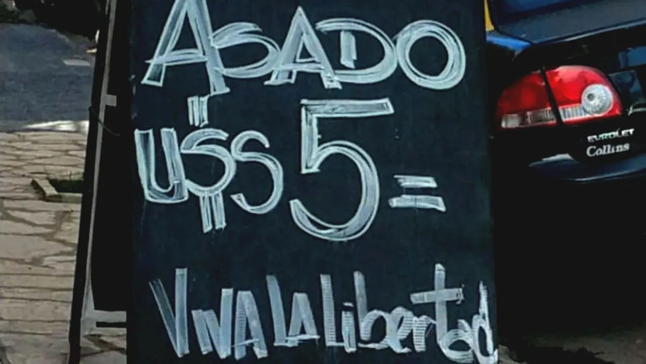 DOLARES