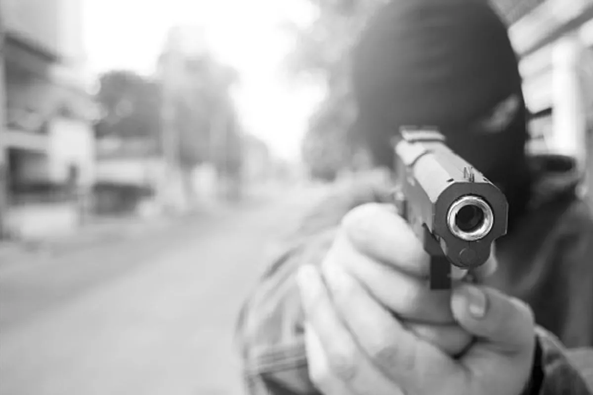 eyJidWNrZXQiOiJ3YXBhdHYtaW1hZ2VzIiwia2V5IjoiYXJ0aWNsZXMvMjAxOS8xMi8yMDE5MTIzMDE1MDIyODByb2JvLXBpc3RvbGEtYmxhbmNvLXktbmVncm9qcGciLCJlZGl0cyI6eyJyZXNpemUiOnsid2lkdGgiOjEyMDAsImhlaWdodCI6ODAwLCJmaXQiOiJjb3Z