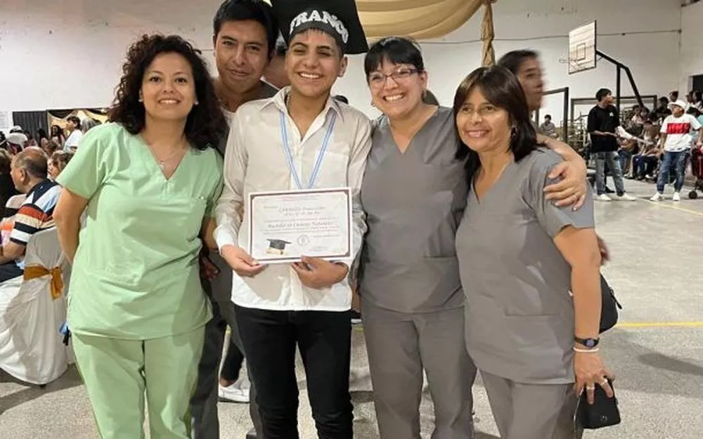 87551-quedo-ciego-y-logro-terminar-el-secundario-asistido-por-el-sistema-de-educacion-domiciliaria