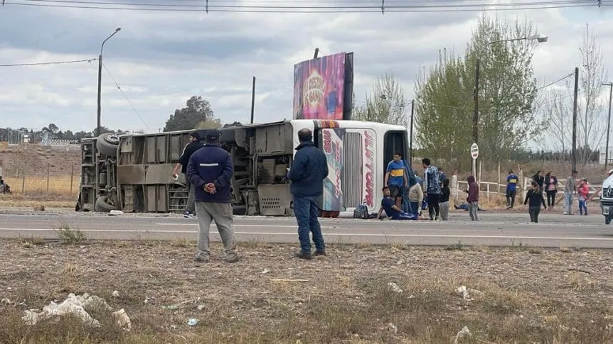 volco-un-micro-con-hinchas-de-boca-en-mendoza_862x485 (1)