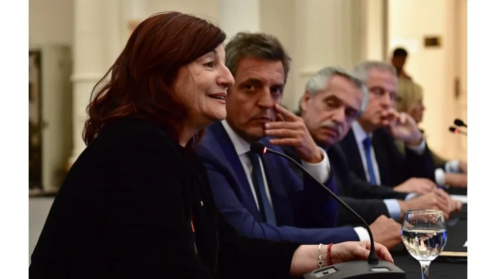 kelly_olmos_con_massa_y_el_presidente_1.jpg_966076397