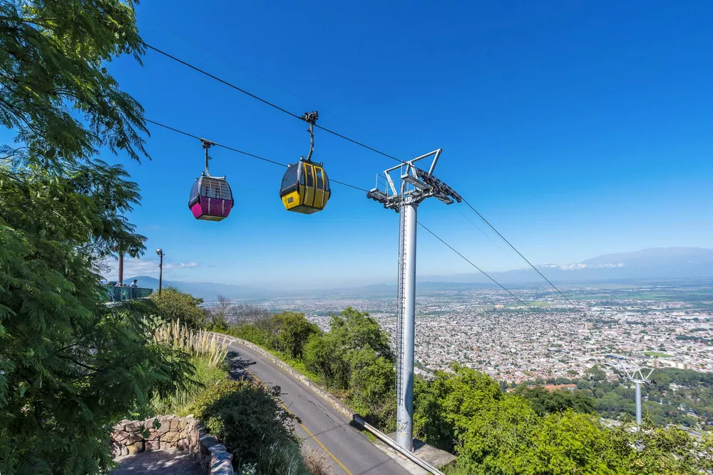 argentinien-salta-der-cerro-san-bernardo-im-osten-von-salta-ist-gemeinsam-mit-dem-zu-seinem-fuss-liegenden-park-san-martin-ein-beliebtes-naherholungsgebiet-argentinien-anibal-trejo-shuttersto