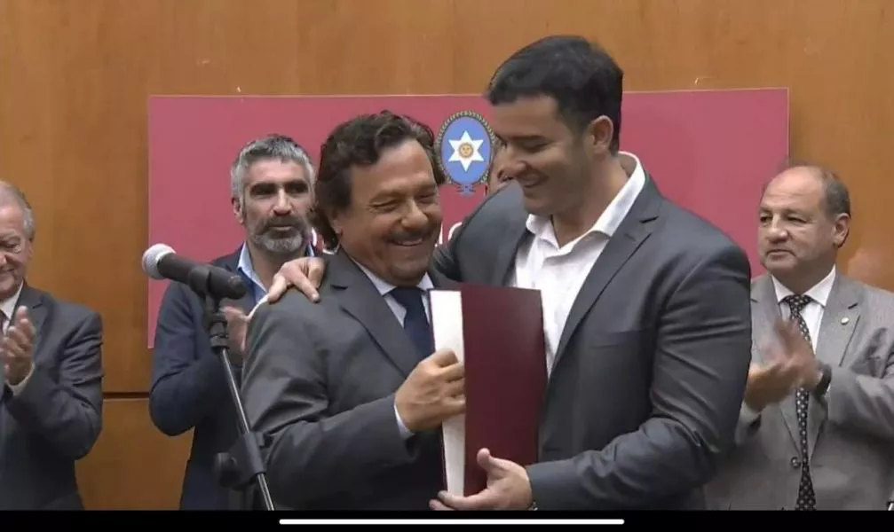 87013-ignacio-jarsun-recibio-el-decreto-de-nombramiento-como-presidente-de-aguas-del-norte