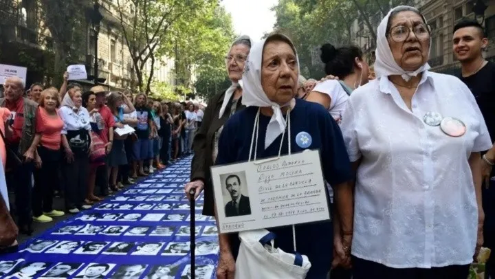 madres-abuelas-plaza_de_mayo-telam-marcha-optima_1_crop1679660855759.jpg_1833193316